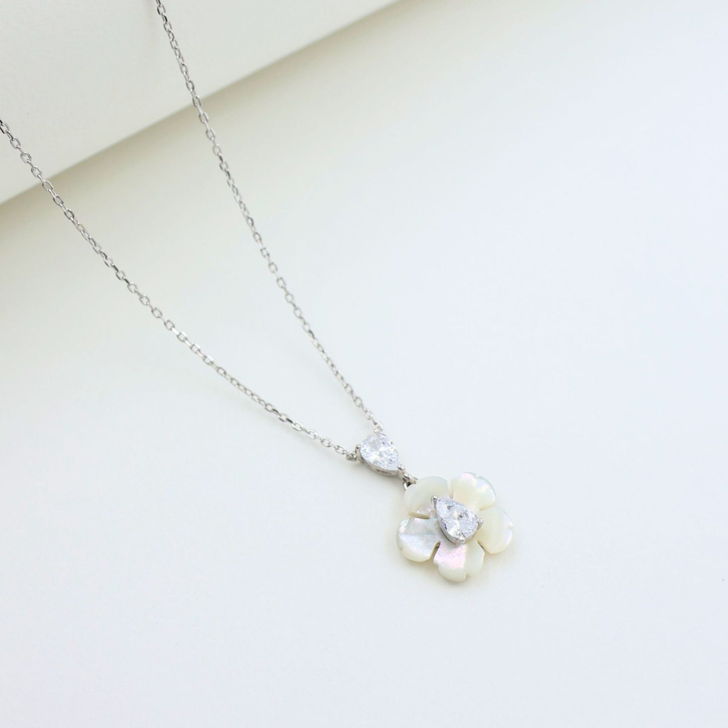 Shimmering beautiful flowers necklace and chain 925