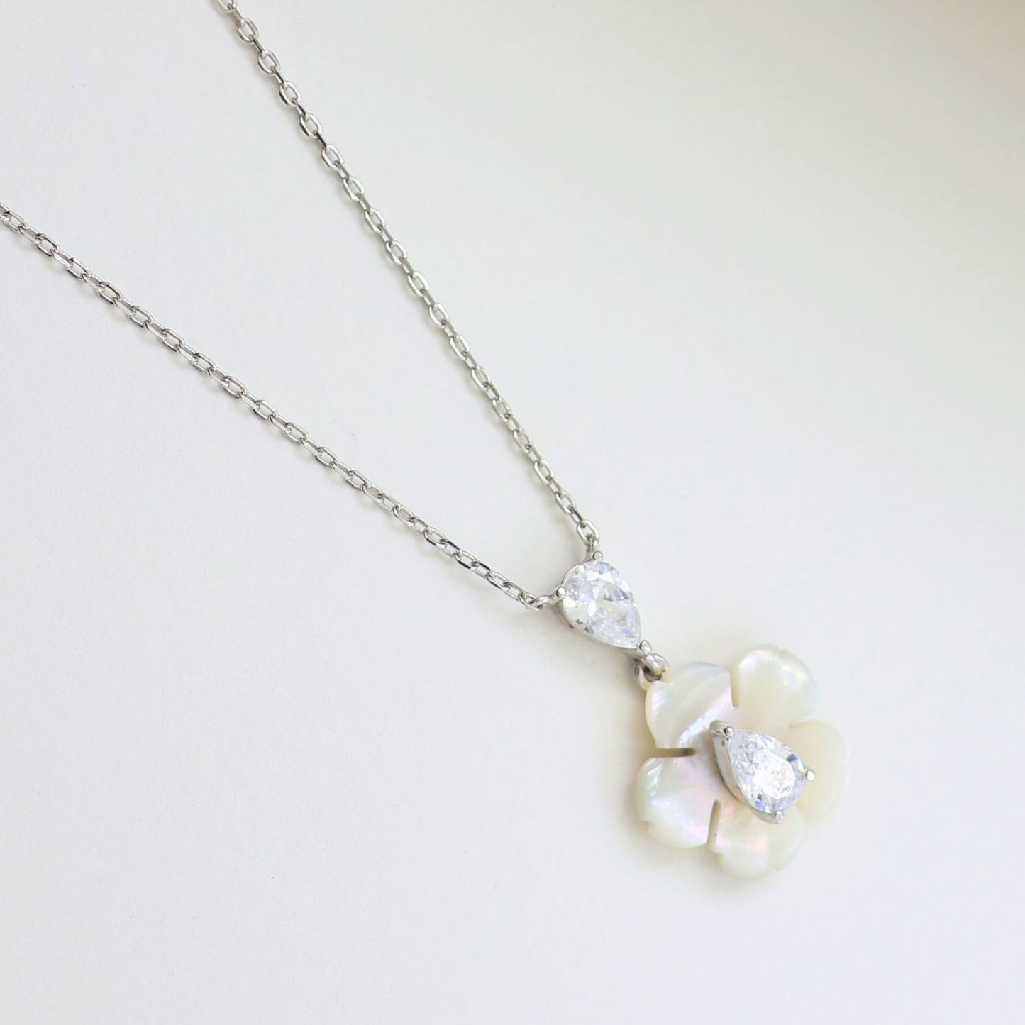 Shimmering beautiful flowers necklace and chain 925